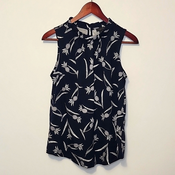 Ann Taylor Factory Tops - NWOT Ann Taylor Factory size S sleeveless navy and white print top